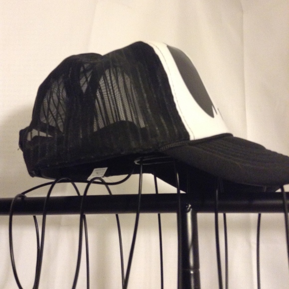 Trucker Snap Back Hat Eyes Nose White Black NEW - Picture 5 of 8